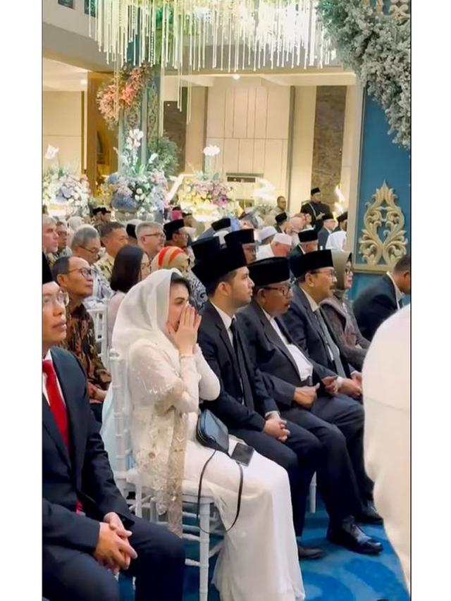 6 Potret Arumi Bachsin dan Emil Dardak di Pernikahan Anak Khofifah, Ikut Sapa Tamu