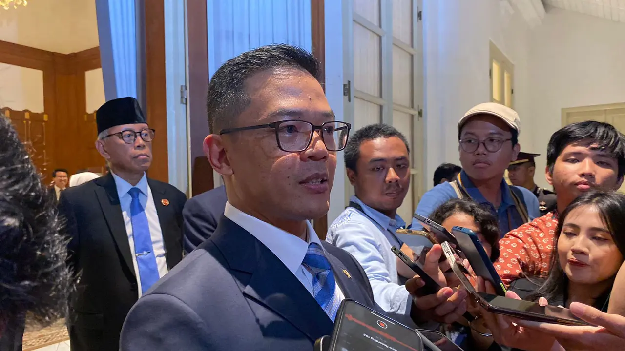 Menteri Luar Negeri RI Sugiono bertemu dengan Retno Marsudi di Gedung Pancasila, Jakarta pada Senin (21/10/2024) (Dok. Liputan6.com/Teddy Tri Setio Berty).