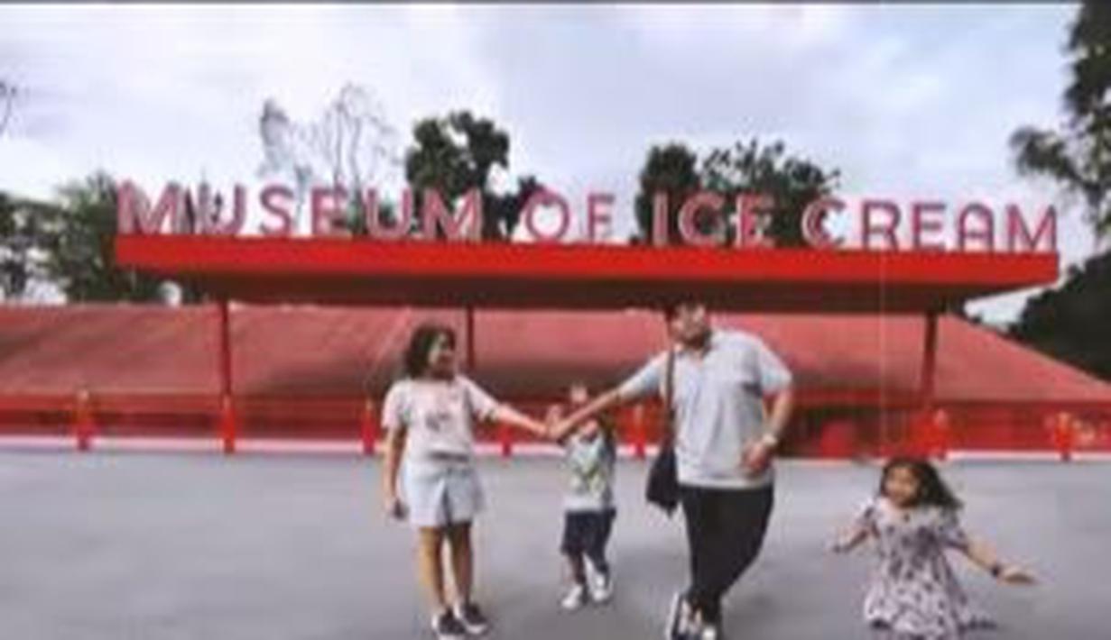 Saat berada di Singapura, Chua Kotak dan suami mengajak kedua anaknya untuk mendapati Museum of Ice Cream. (Foto: Instagram/@chuakotak)