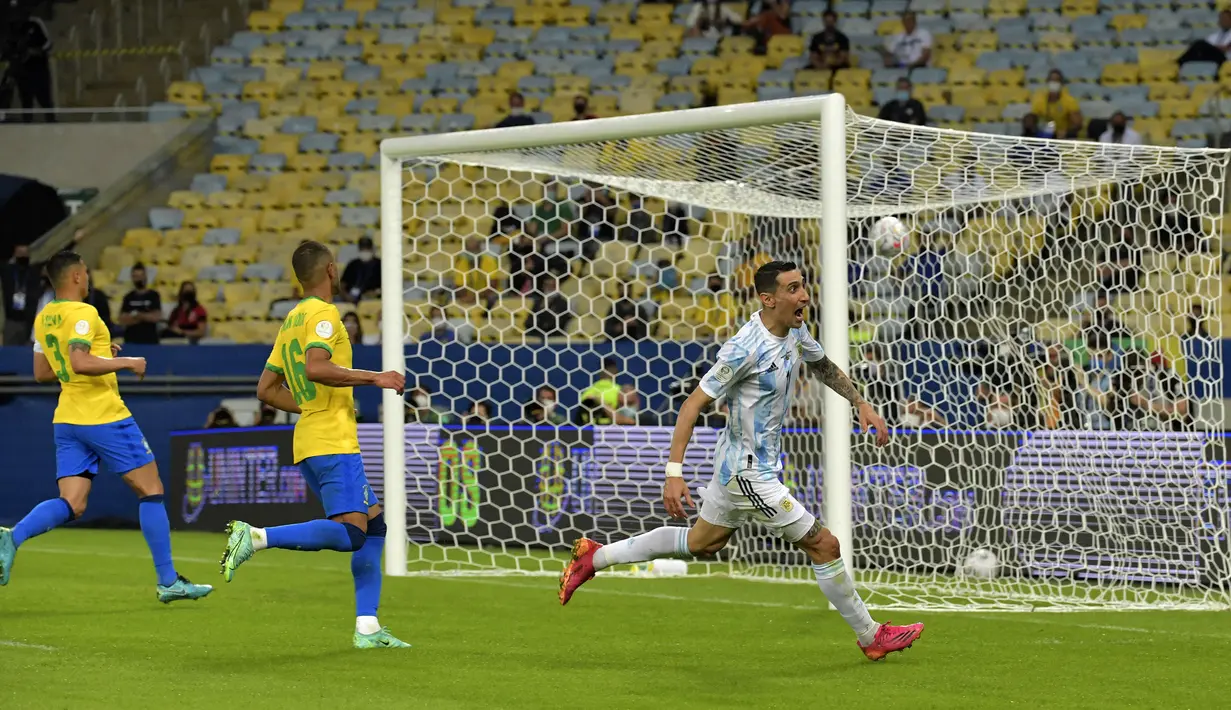 Pada menit ke-23, Angel Di Maria mampu memaksimalkan peluang pertama Argentina. Di Maria sukses mengkonversi umpan Rodrigo De Paul lewat serangan cepat menjadi tendangan chip yang mampu melewati kiper Ederson. Skor 1-0 untuk keunggulan Argentina. (Foto: AFP/Nelson Almeida)