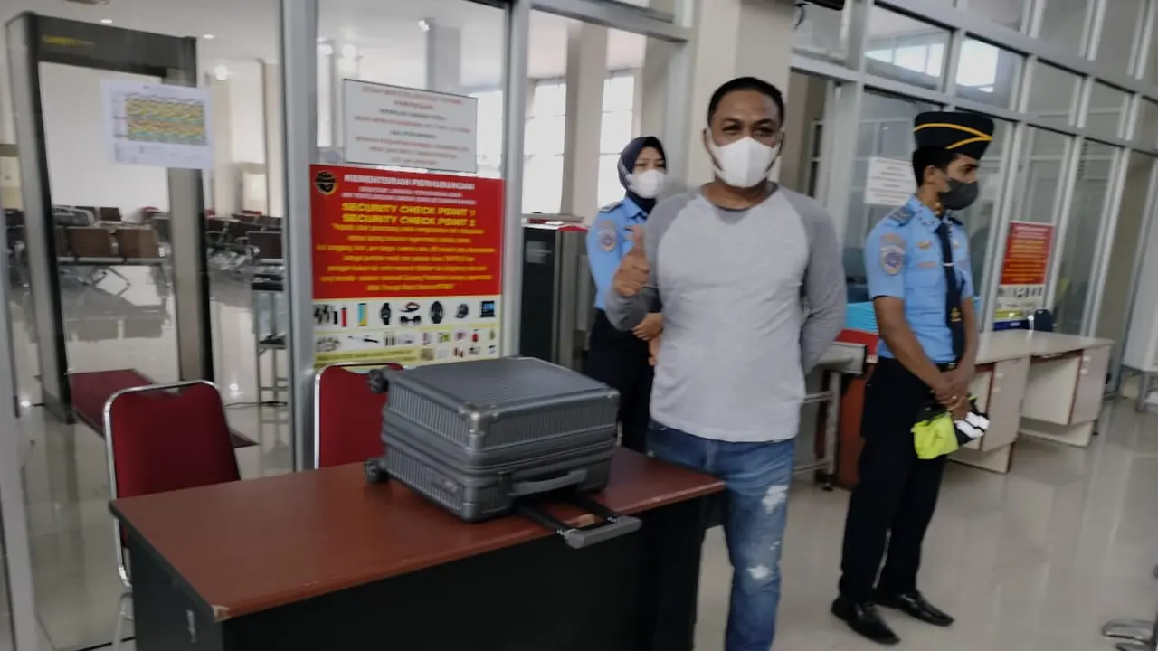 Mantan Bupati Buton Selana La Arusani diturunkan paksa dari pesawat Wings Air usai bercanda mengucapkan kata bom di Bandara Betoambari Kota Baubau.(Foto: Dok Bandara Betoambari)