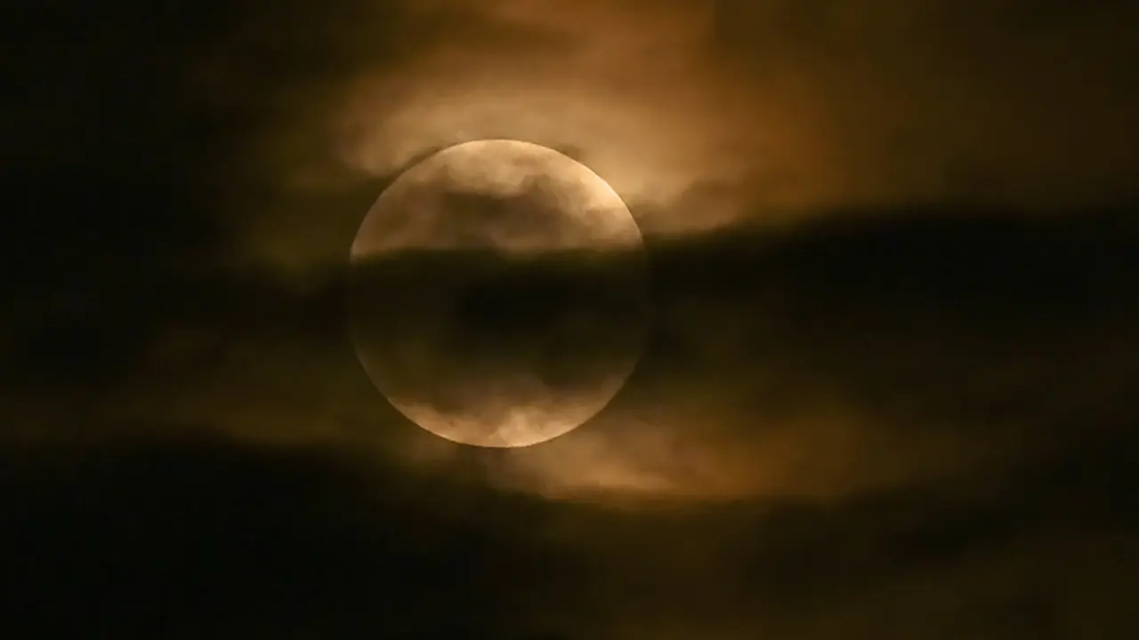 Tepat pada hari ini, Senin (25/3/2024) akan terjadi fenomena Gerhana Bulan Penumbra. Gerhana Bulan Penumbra tersebut dapat juga disaksikan di Indonesia.