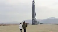 Pemimpin Korea Utara Kim Jong-un, kanan, dan putrinya memeriksa lokasi peluncuran rudal di Bandara Internasional Pyongyan Jumat18 November 2022. (Korean Central News Agency/Korea News Service via AP)