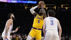 Bintang LA Lakers, LeBron James sukses pecahkan rekor Kareem Abdul Jabbar sebagai pemain NBA dengan perolehan poin terbanyak sepanjang masa. Rekor fenomenal tersebut dicatatkannya saat LA Lakers menghadapi Oklahoma City Thunder di Crypto.com Arena, Los Angeles, Rabu (8/2/2023) pagi WIB. Dalam laga tersebut LeBron James total mengemas 38 poin, sehingga total mengoleksi 38.390 poin sepanjang kariernya di NBA, melewati torehan Kareem Abdul Jabbar yang total mengumpulkan 38.387 poin. (AP Photo/Ashley Landis)