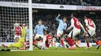 John Stones sukses menjadi mimpi buruk bagi Arsenal. Bek City itu berhasil mengagalkan kemenangan The Gunners yang sudah di depan mata berkat gol telatnya di masa perpanjangan waktu tepatnya menit 90+7. (AP Photo/Dave Thompson)
