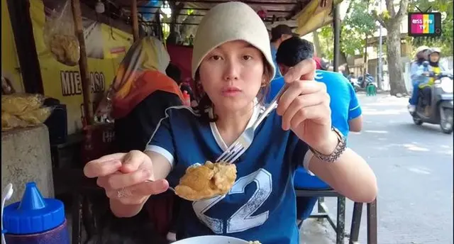 Padahal tajir, Ayu Ting Ting hobi makan di warung kaki lima, ini 6 potretnya
