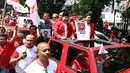 Ketua Umum PKPI AM Hendropriyono disambut massa kader dan simpatisan mengarak nomor urutnya seusai meninggalkan kantor KPU, Jakarta, Jumat (13/4). KPU resmi menetapkan PKPI sebagai peserta pemilu 2019 dengan nomor utut 20. (Liputan6.com/Angga Yuniar)