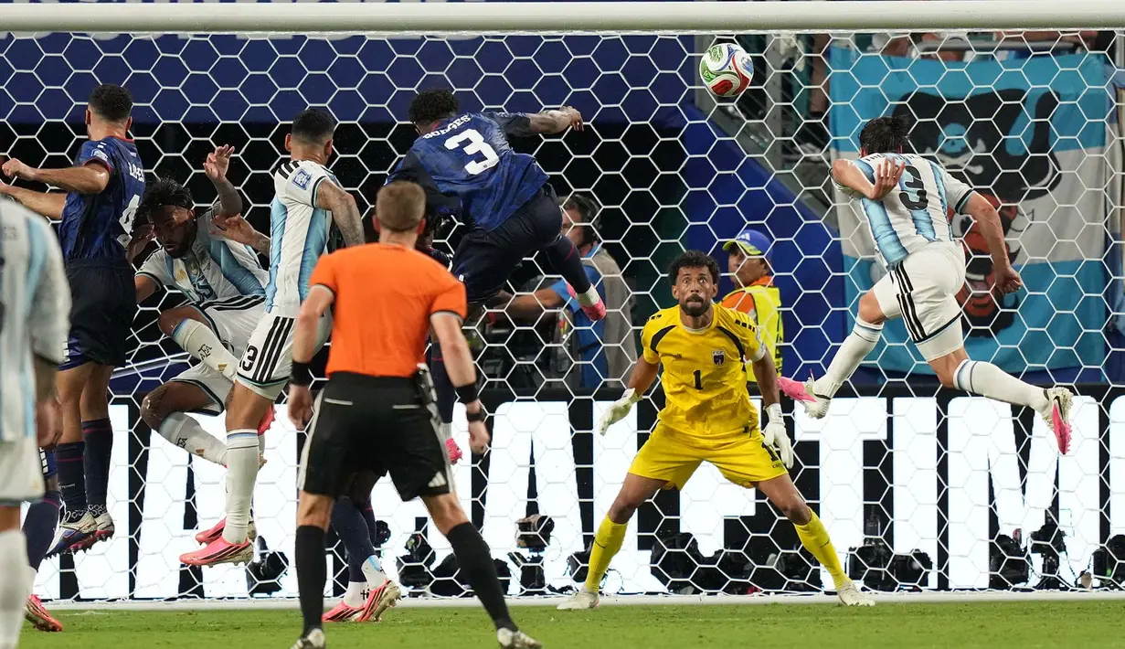 Pemain Tanjung verde Diney Borges mencetak gol bunuh diri selama pertandingan sepak bola babak 32 Piala Dunia di Miami Gardens, Florida, Jumat, (03/07/2026). (AP Photo/Lynne Sladky)