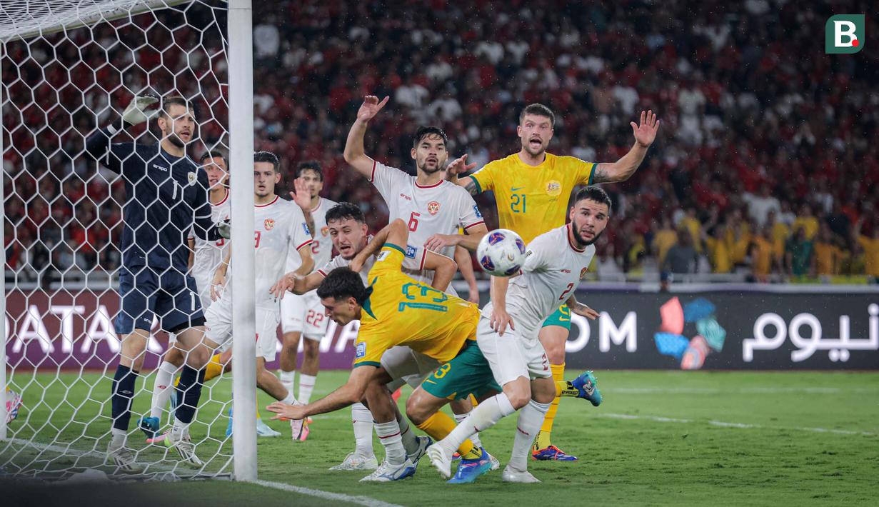 <p>Kemelut terjadi di depan gawang Timnas Indonesia saat melawan Australia pada laga kedua Grup C Kualifikasi Piala Dunia 2026 Zona Asia di Stadion Utama Gelora Bung Karno (SUGBK), Jakarta Pusat, pada Selasa (10/9/2024). (Bola.com/Bagaskara Lazuardi)</p>