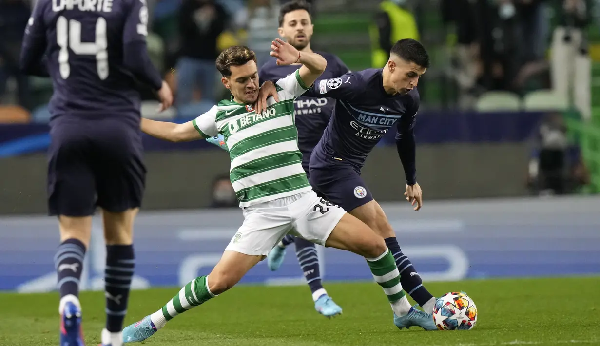 Penyerang Manchester City Kayky berebut bola dengan gelandang Sporting Lisbon Pedro Goncalves pada leg pertama 16 besar Liga Champions 2021/2022 di Estadio Jose Alvalade, Rabu (16/2/2022) dini hari WIB.  Manchester City mampu mengalahkan tuan rumah Sporting CP 5-0. (AP Photo/Armando Franca)