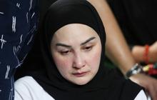 Potret Pemakaman Ayah Mona Ratuliu Penuh Haru, Keluarga & Kerabat Tak Kuasa Menahan Air Mata