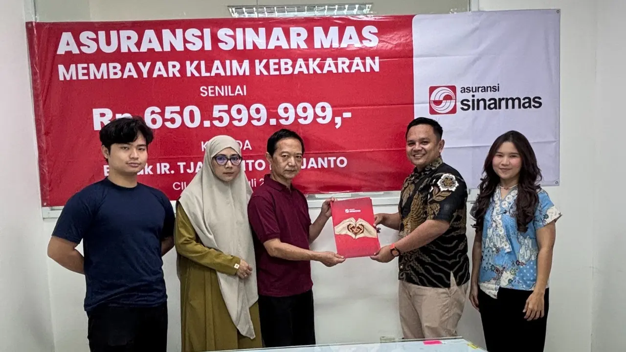 PT Asuransi Sinar Mas merealisasikan pembayaran klaim kebakaran ke pemegang Polis Property All Risks yang diselesaikan dalam waktu dua hari kerja. (Dok Sinar Mas)