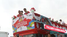 Tontowi Ahmad, Liliyana Natsir, Eko Yuli dan Sri Wahyuni  dsaat menaiki bus Bandros di Terminal 3, Bandara Soekarno-Hatta, Jakarta, Selasa (23/8/2016). (Bola.com/Nicklas Hanoatubun)