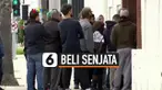 Wabah virus korona membuat semua orang waspada dan berhati-hati agar tidak tertular. Pusat perbelanjaan di Amerika Serikat kehabisan stok kebutuhan sehari-hari. Antrian panjang juga terjadi di toko senjata api. Aparat dan pemerintah pun berupaya meng...