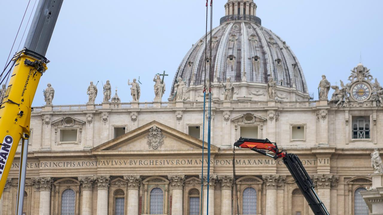 Pemasangan Pohon Natal Raksasa di Vatikan