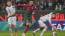 Pemain Portugal, Cristiano Ronaldo, berusha melewati pemain Islandia, Sverrir Ingi Ingason dan Arnor Ingvi Traustason pada Kualifikasi Euro 2024 di Stadion Alvalade, Senin (20/11/2023). Kemenangan ini memastikan laju sempurna Portugal untuk finis sebagai juara Grup J dengan 30 poin dari 10 pertandingan. (AP Photo/Armando Franca)