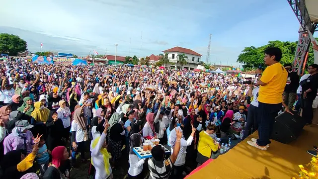 Lebih dari 12 ribu warga Sragen, Jawa Tengah, tumpah ruah mengikuti acara senam Goyang Gemoy Prabowo-Gibran di lapangan Desa Sambirejo, Kecamatan Plupuh, Sabtu (3/2/2024) (Istimewa)