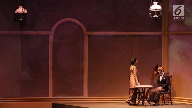 Reza Rahadian dan Marsha Timothy saat tampil dalam pertunjukkan Bunga Penutup Abad di Taman Ismail Marzuki, Jakarta (17/11). Pertunjukan ketiga kalinya ini menjadi jawaban permintaan masyarakat. (Fimela.com/Bambang E.Ros)