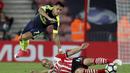Pemain Southampton, Oriol Romeu (kanan) berebut bola dengan pemain Arsenal, Alexis Sanchez pada laga Premier League di St Mary's stadium, Southampton, (10/5/2017). Arsenal menang 2-0. (AP/Alastair Grant)