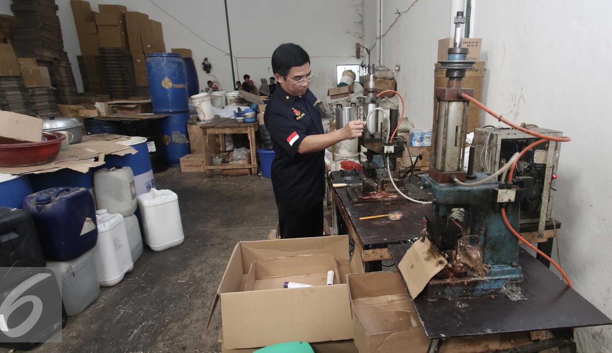 Direktur IV Narkotika Bareskrim Polri Brigjen Pol Anjan Pramuka Putra memeriksa alat produksi yang digunakan untuk membuat palsu di pergudangan Surya Balaraja, Tangerang, Kamis (26/11). (Liputan6.com/Angga Yuniar)