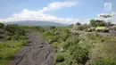 Truk terlihat di dekat jalur bekas lahar letusan Gunung Agung 1963 di Kubu, Karangasem, Bali, Kamis (7/12). Letusan Gunung Agung pada tahun 1963 menyisakan berbagai material di kawasan tersebut, seperti batu dan pasir. (Liputan6.com/Immanuel Antonius)