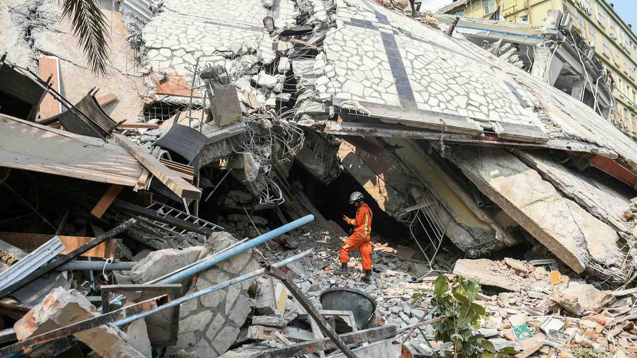FOTO: Tim SAR Mencari Korban Selamat di Mandalay, Kota dengan Kerusakan Paling Parah Akibat Gempa di Myanmar