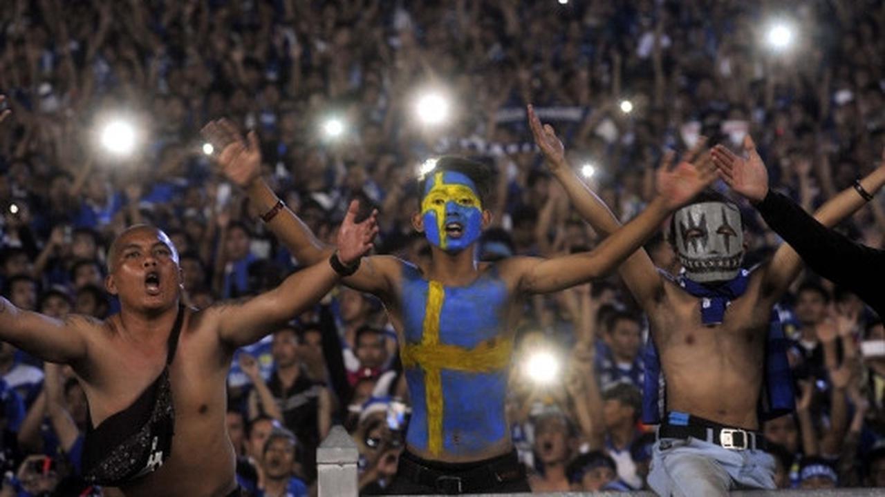 Aksi puluhan ribu Bobotoh birukan Gelora Bung Karno