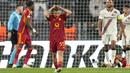 Pemain AS Roma, Tommaso Baldanzi, tertunduk lesu setelah ditaklukkan Bayer Leverkusen dalam duel leg pertama semifinal Liga Europa di Stadion Olimpico, Roma,  Jumat (3/5/2024). (AP Photo/Alessandra Tarantino)