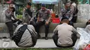 Petugas kepolisian berjaga di sekitar lokasi sidang kasus penodaan agama di Jakarta, Selasa (11/4). Sidang tuntutan ditunda karena JPU belum merampungkan pengetikan berkas dakwaan yang hendak dibacakan. (Liputan6.com/Immanuel Antonius)