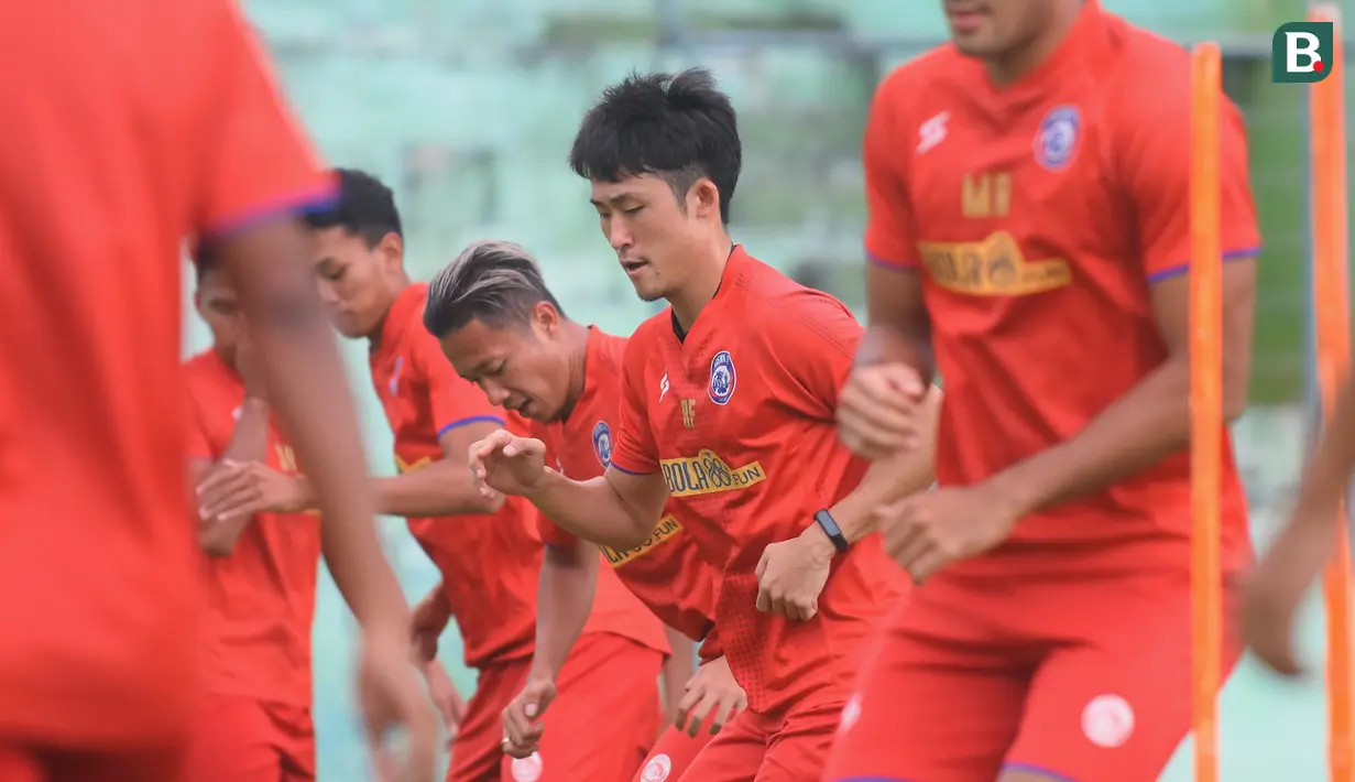 Renshi Yamaguchi (dua kanan) sebelumnya berseragam klub Lampang FC, tim yang bermain di kasta kedua Liga Thailand. Rensi diproyeksikan pelatih Eduardo Almeida di lini tengah sebagai gelandang. (Foto Bola.com/Iwan Setiawan)