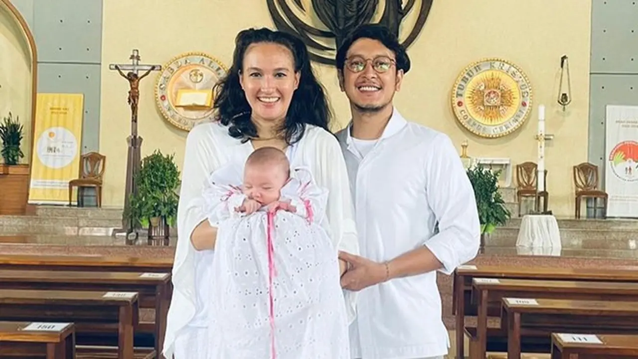8 Momen Nadine Chandrawinata dan Dimas Anggara saat Baptis Anak, Pakai Dres Lawas