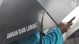 Aktivis saat aksi Kamisan di depan Istana Merdeka, Jakarta, Kamis (13/12). Mereka meminta pemerintah segera menyelesaikan kasus-kasus pelanggaran HAM di Indonesia. (Liputan6.com/Helmi Fithriansyah)