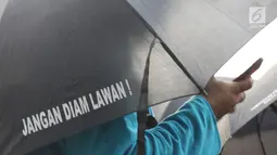 Aktivis saat aksi Kamisan di depan Istana Merdeka, Jakarta, Kamis (13/12). Mereka meminta pemerintah segera menyelesaikan kasus-kasus pelanggaran HAM di Indonesia. (Liputan6.com/Helmi Fithriansyah)