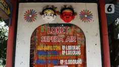 Loket pelayanan permainan sepeda air di Kawasan Wisata Perkampungan Budaya Betawi Setu Babakan terlihat tutup, Jakarta, Sabtu (14/3/2020). Hal ini menyusul instruksi Gubernur DKI Jakarta yang menutup sejumlah lokasi wisata selama 14 hari kedepan. (Liputan6.com/Helmi Fithriansyah)