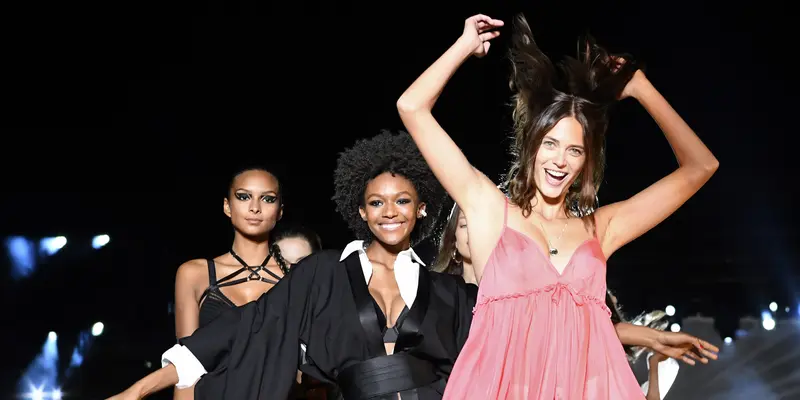 Gaya Seksi Para Model Pakai Lingerie di Paris Fashion Week