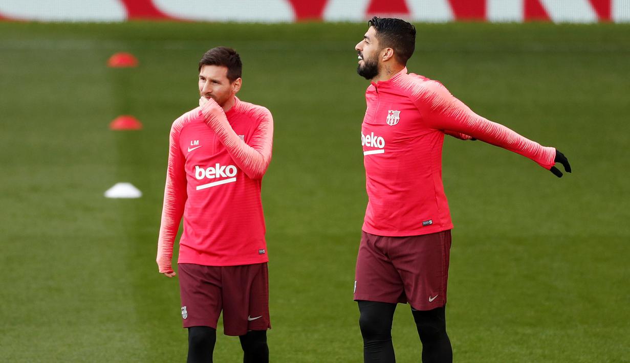 Pemain Barcelona Lionel Messi (kiri) dan Luis Suarez berlatih bersama jelang menghadapi Manchester United (MU) pada leg pertama perempat final Liga Champions 2018/19 di Old Trafford, Manchester, Inggris, Selasa (9/4). (Reuters/Lee Smith)
