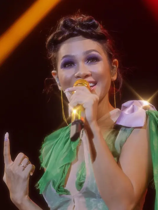 Gaya Andien, saat bernyanyi di hadapan penonton Berdendang Bergoyang Festival 2022. (Foto: Instagram/@andienaisyah)
