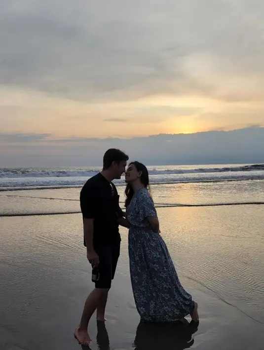Pada hari yang sama, di Pengadilan Negeri Bekasi, terdapat pembacaan penetapan mengenai proses rujuk antara Rendy dan Lady. Ricky Andyva Hutasoit, kuasa hukum Lady Nayoan, mengonfirmasi bahwa pasangan ini telah sepakat untuk berdamai. Mereka menyampaikan rasa syukur kepada Tuhan dan berterima kasih kepada Pengadilan Negeri Bekasi atas fasilitas penyelesaian masalah mereka. (Liputan6.com/IG/ladynayoan)