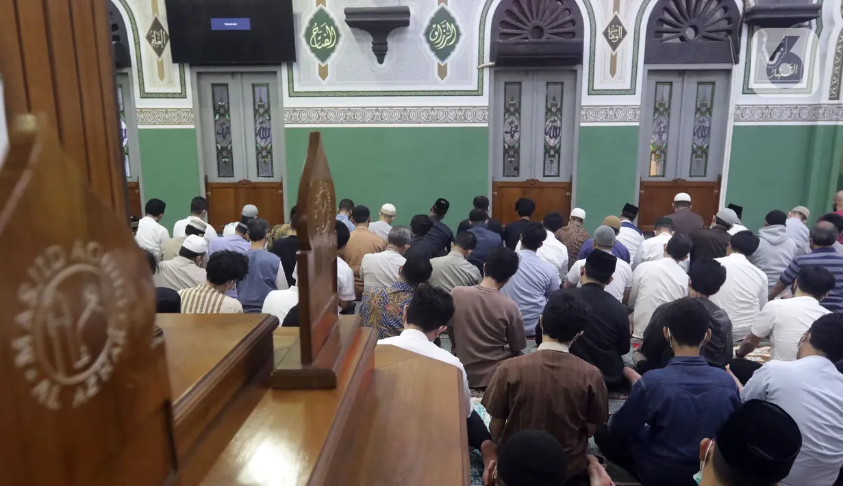 Umat Muslim Sholat Tarawih di Masjid Agung Al-Azhar, Jakarta, Jumat (1/4/2022). Masjid Al-Azhar memulai Sholat Tarawih, Jumat malam (1/4), sesuai perhitungan wujudul hilal Majelis Tarjih dan Tajdid PP Muhammadiyah yang menetapkan awal Ramadhan 2 April 2022. (Liputan6.com/Helmi Fithriansyah)