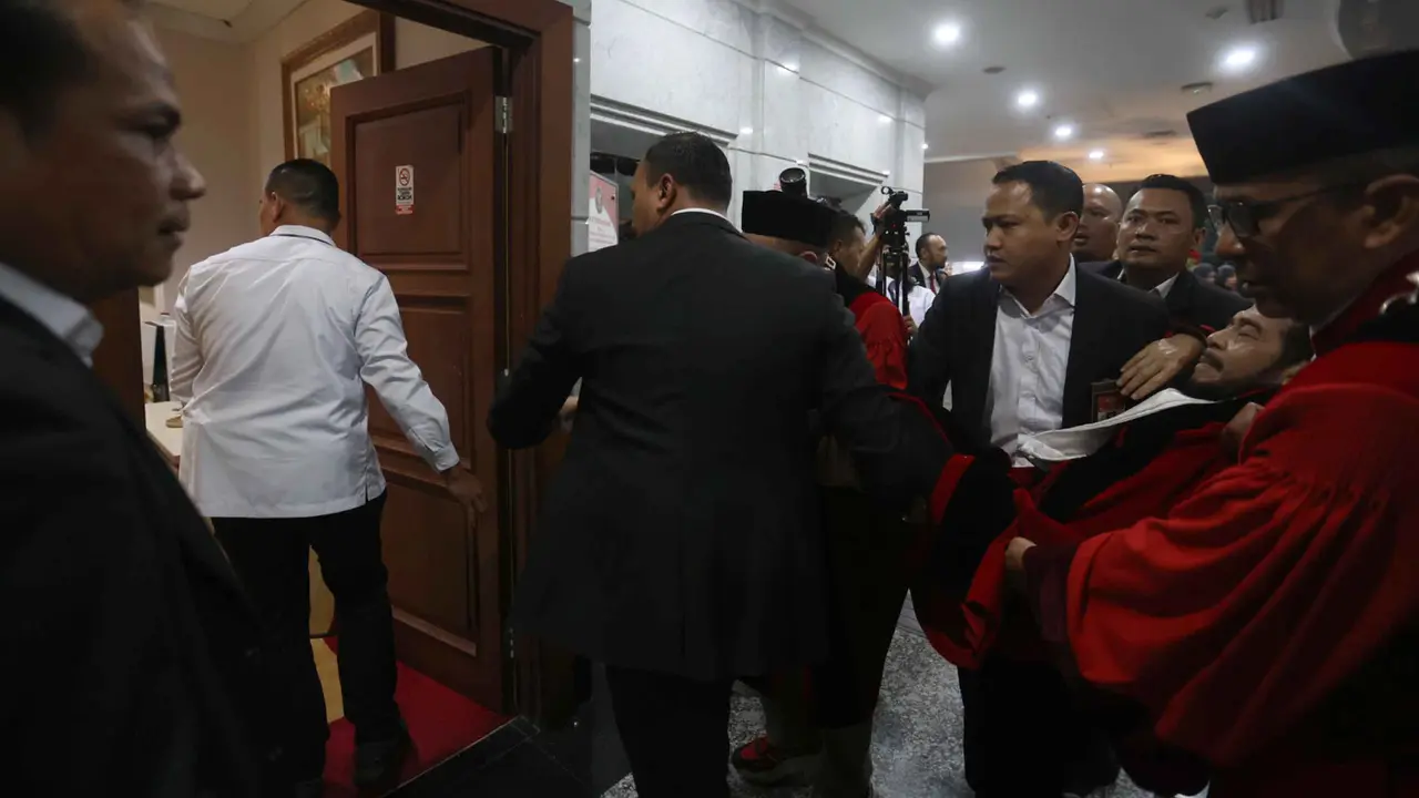 Usai Prosesi Wisuda Purnabakti, Mantan Hakim Mahkamah Konstitusi Anwar Usman Pingsan