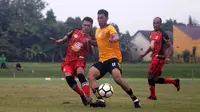 Striker Borneo FC, Lerby Eliandry, saat uji coba melawan Persika di Stadion JIS, Sleman, Selasa (23/1/2018). (Bola.com/Ronald Seger Prabowo)