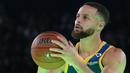 Pemain Golden State Warriors, Stephen Curry bersiap menembakkan bola ke arang ring saat Three Point Contest NBA All Star 2024 di Gainbridge Fieldhouse, Indianapolis, Amerika Serikat, Minggu (18/2/2024) WIB. Stephen Curry menang atas Sabrina dengan skor 29-26. (AP Photo/Darron Cummings)