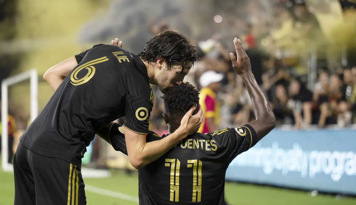 Pemain Los Angeles FC Ilie Sánchez dan José Cifuentes melakukan selebrasi usai mencetak gol ke gawang LA Galaxy. (AP/Kyusung Gong)