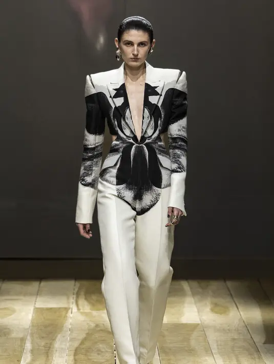 <p>Potongan setiap pakaian dalam koleksi ini terinspirasi dari anatomi tubuh. Siluet-siluet klasik yang ditumbangkan. Foto: Document/Alexander McQueen.</p>