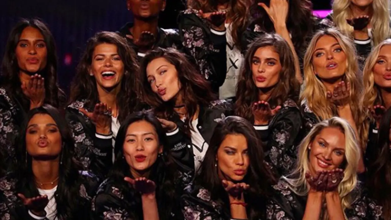 Potret Para Model Victoria's Secret Ketika Selfie, Bikin Gemas!