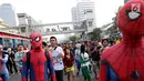 Sejumlah orang dengan kostum Spiderman menunggu warga untuk berswafoto di CFD Jalan MH Thamrin, Jakarta, Minggu (6/8). Kegiatan amal ini untuk membantu anak-anak yatim piatu. (Liputan6.com/Fery Pradolo)