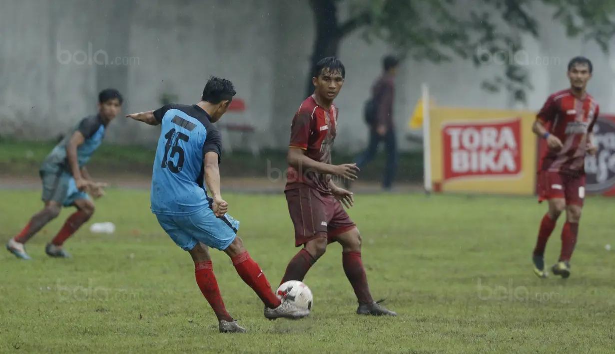 Pemain UMM, Badul Matsaleh, mengumpan bola kepada rekannya saat pertandingan melawan UPI pada laga final Torabika Campus Cup 2017 di Stadion Cakrawala, Malang, Kamis (23/11/2017). UMM menang WO atas UPI. (Bola.com/M Iqbal Ichsan)