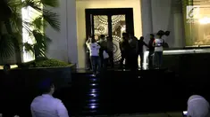 Sebanyak 6 petugas KPK langsung masuk ke dalam rumah disertai aparat yang menjaga rumah Setya Novanto.
