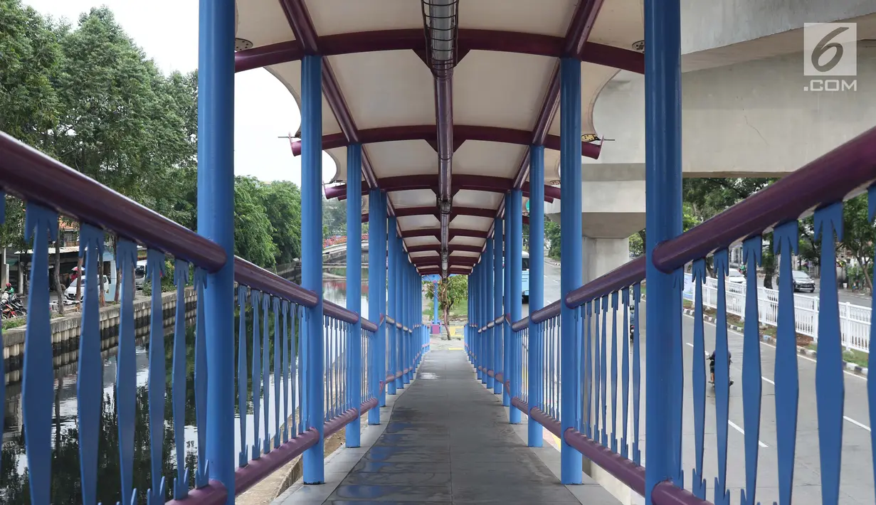 Kondisi JPO Jelambar Barat di Jalan Pangeran Tubagus Angke, Jakarta, Sabtu (22/12). JPO Jelambar Barat juga didesain mempermudah pejalan kaki maupun penyandang disabilitas yang ingin menyeberang. (Liputan6.com/Helmi Fithriansyah)