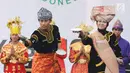 Anggota Paskibraka Nasional 2017 menari tarian daerah masing-masing saat apel kebangsaan di PPPON Cibubur, Jakarta Timur, Rabu (23/8). Sebanyak 3000 purna paskibraka dari seluruh Indonesia hadir dalam acara tersebut. (Liputan6.com/Yoppy Renato)